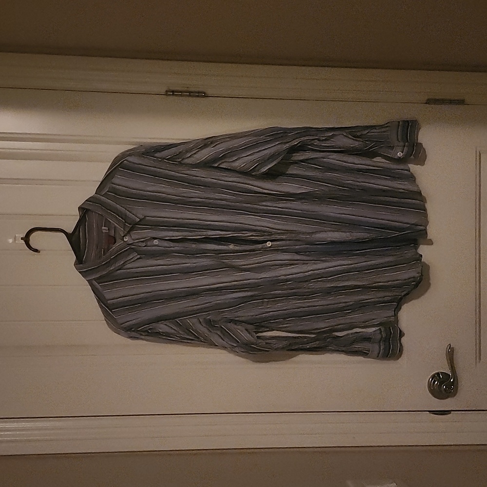 Long-sleeved dress shirt